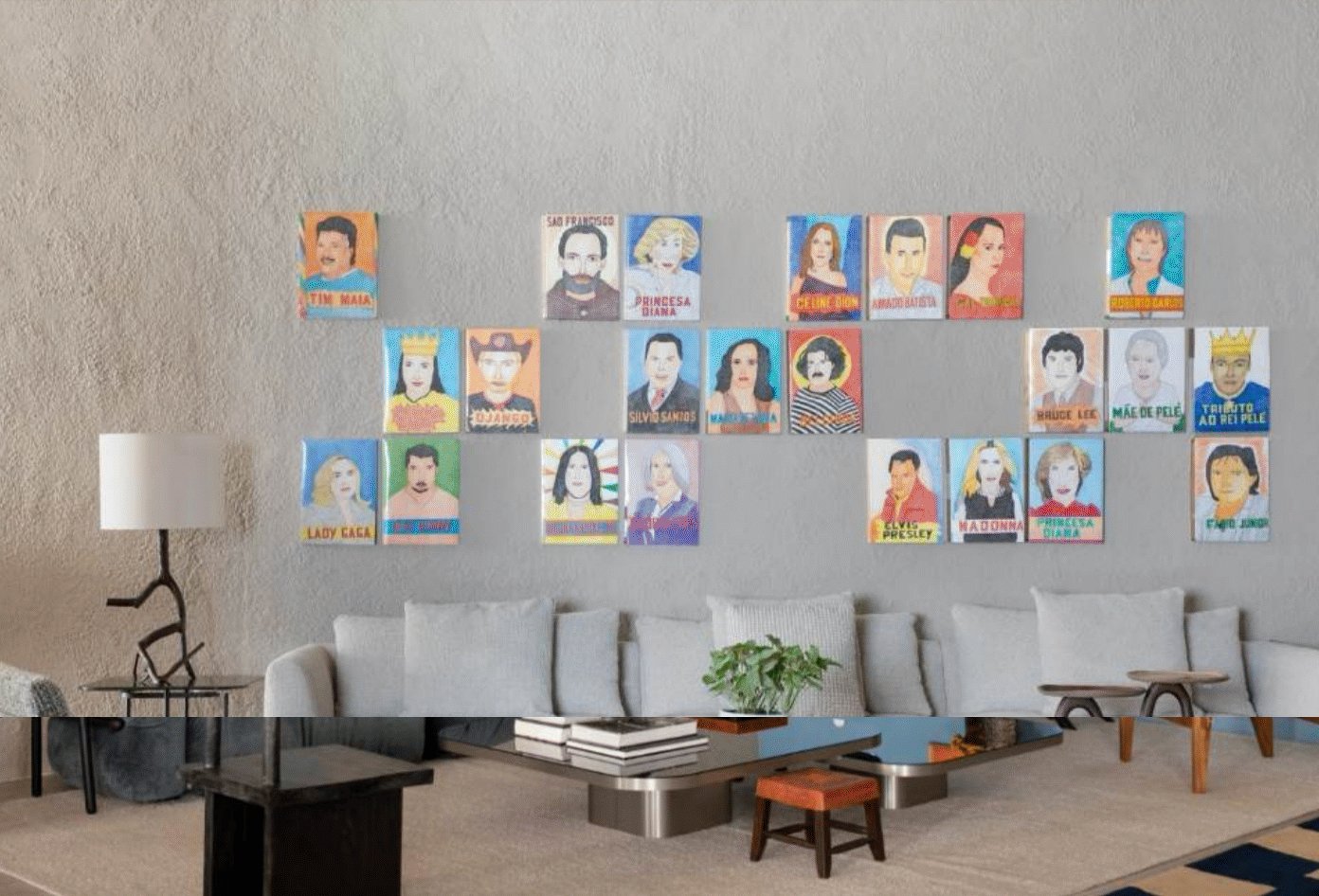 Estar da Casa Acervo com parede de retratos pintados e mobiliário autoral, fotografia de Denilson Machado