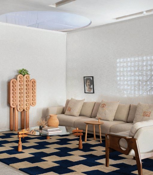 Sala com peças de design autoral brasileiro do acervo Desconexo