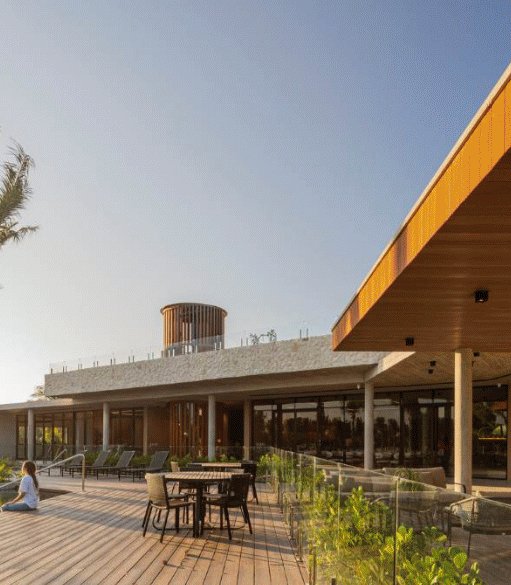 Cobertura de resort entregue pela DNX Hotelaria, com deck de madeira e vista para o mar