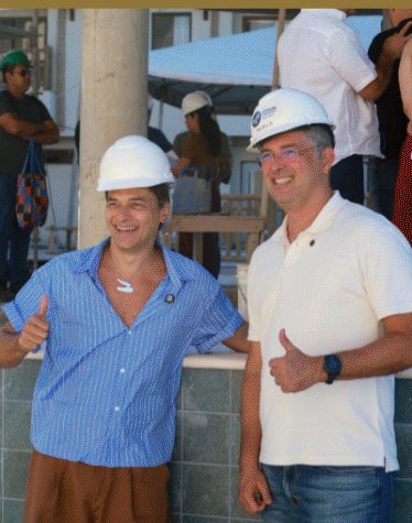 Pablo Guterres ao lado de Murilo Pascoal, CEO do Beach Park, em obra do resort
